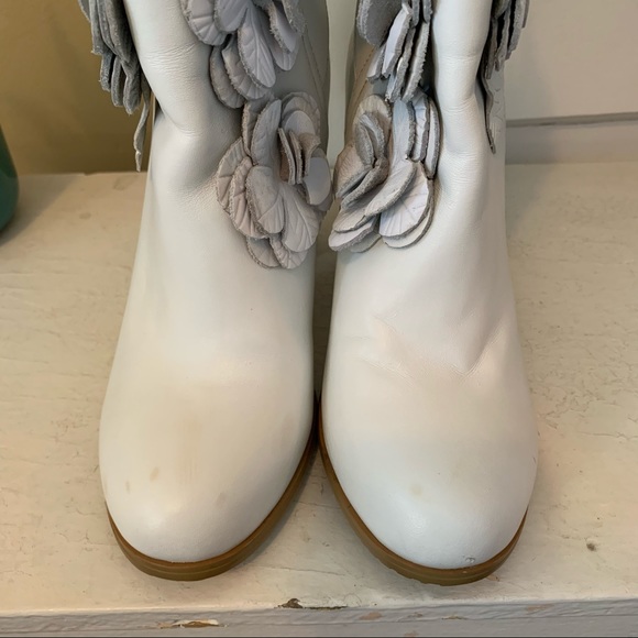 ❌SOLD❌✨HOST PICK 💕Vintage floral embossed ankle booties - Picture 5 of 8